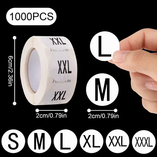 1000pcs Etiquetas Adhesivas de Tallas de Ropa , Pegatinas Autoadhesivas Redondas 2 cm Blanco y Negro, XS–S-M-L-XL-XXL-XXXL (2 Rollos de 500etiquetas) – Adecuadas Para Camisetas, Prendas, Pantalones, Faldas al Por Menor