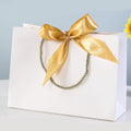 Bolsas de Papel Blanco LUJO con Lazo Dorado, Asa Rizada Gruesa y Papel Reforzado, Bolsas de Regalo Elegante para Tiendas y Packaging, Pack de 6 Unidades, Varios Tamaños Disponibles - BOLSASYMASBCN.COM