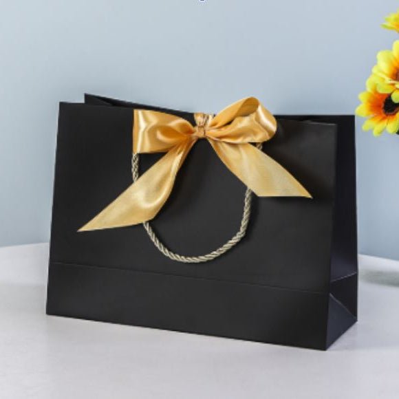 Bolsas de Papel Negro LUJO con Lazo Dorado, Asa Rizada Gruesa y Papel Reforzado, Bolsas de Regalo Elegante para Tiendas y Packaging, Pack de 6 Unidades, Varios Tamaños Disponibles - BOLSASYMASBCN.COM