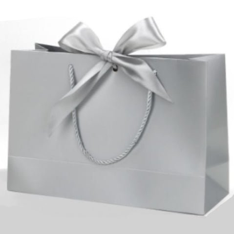 Bolsas de Papel Plata LUJO con Lazo Plateado , Asa Rizada Gruesa y Papel Reforzado, Bolsas de Regalo Elegante para Tiendas y Packaging, Pack de 6 Unidades, Varios Tamaños Disponibles - BOLSASYMASBCN.COM