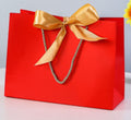 Bolsas de Papel Rojo LUJO con Lazo Dorado, Asa Rizada Gruesa y Papel Reforzado, Bolsas de Regalo Elegante para Tiendas y Packaging, Pack de 6 Unidades, Varios Tamaños Disponibles - BOLSASYMASBCN.COM