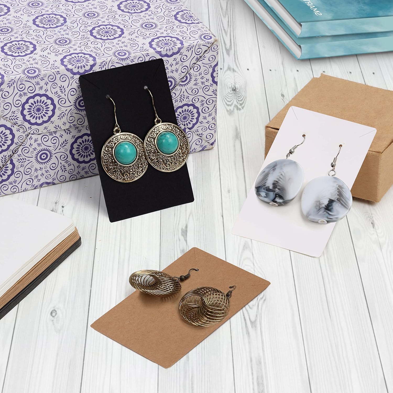 Etiquetas de Carton para joyeria, 5 x 9 cm, 400 Unidades, Papel Color Kraft/Blanco, Tarjetas de Exhibición en blanco para Joyería con Orificios para colgar Collares,cadenas y Pendientes - BOLSASYMASBCN.COM