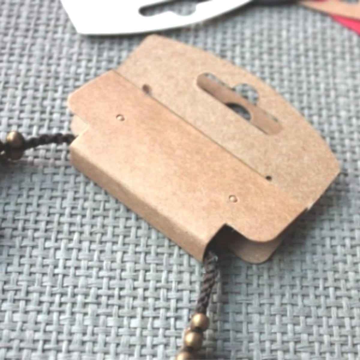 Etiquetas para joyeria Plegables de Cartón Color BLANCO/KRAFT, 6x10cm, 200 Unidades, Tarjetas de Exhibición Plegables para Joyería con Agujeros para Colgar Collares,cadenas y Pendientes